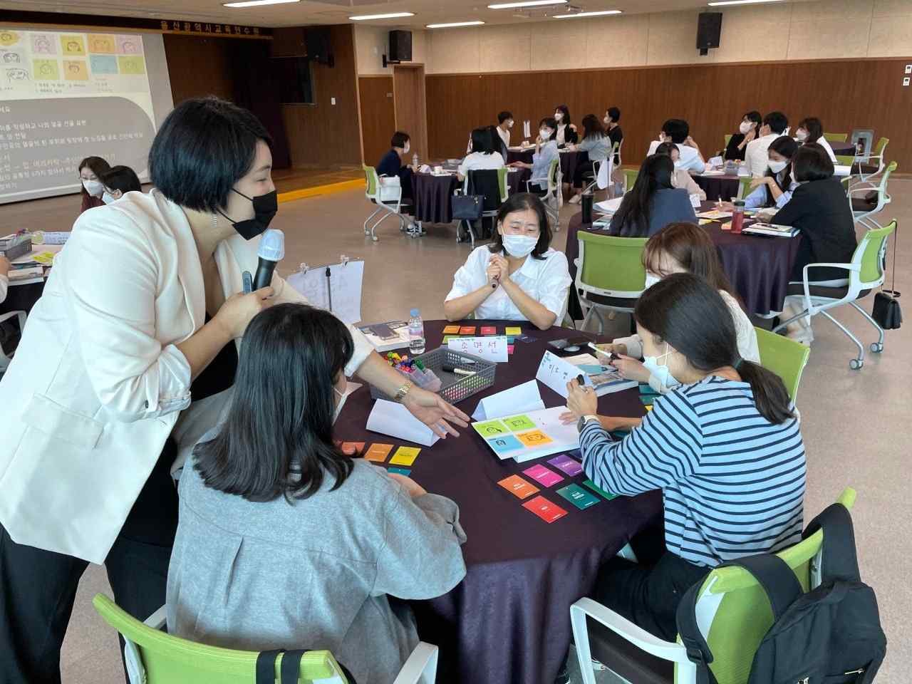 컬러강점 조직 커뮤니케이션 워크숍 — 카드 활동으로 강점을 확인하는 참가자들